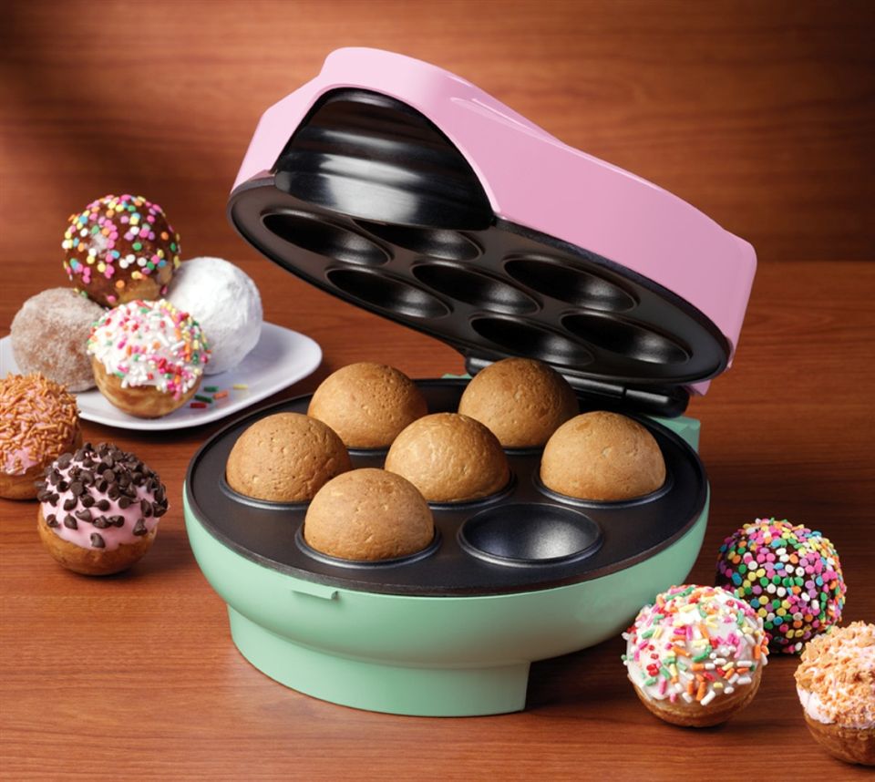 Susie's Home and Hobbies Cake balls using a donut hole maker! o)