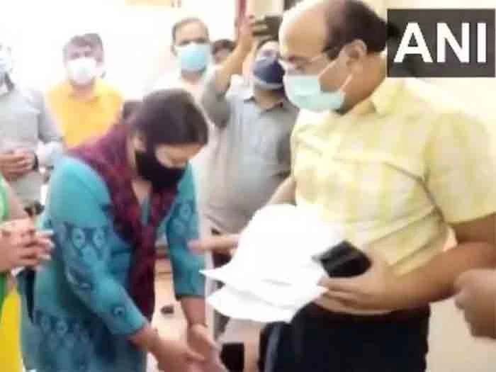 Noida: Woman who touched CMO’s feet to get Remdesivir loses 24-year-old son, UP, News, Local News, Health, Health and Fitness, Video, National