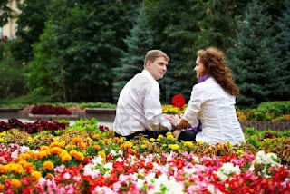 صور رومانسية بين الزهور