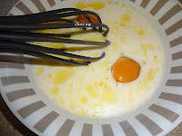 κουπα με γλα και αυγά έτοιμα για χτυπημα για τη συνταγη Pancakes