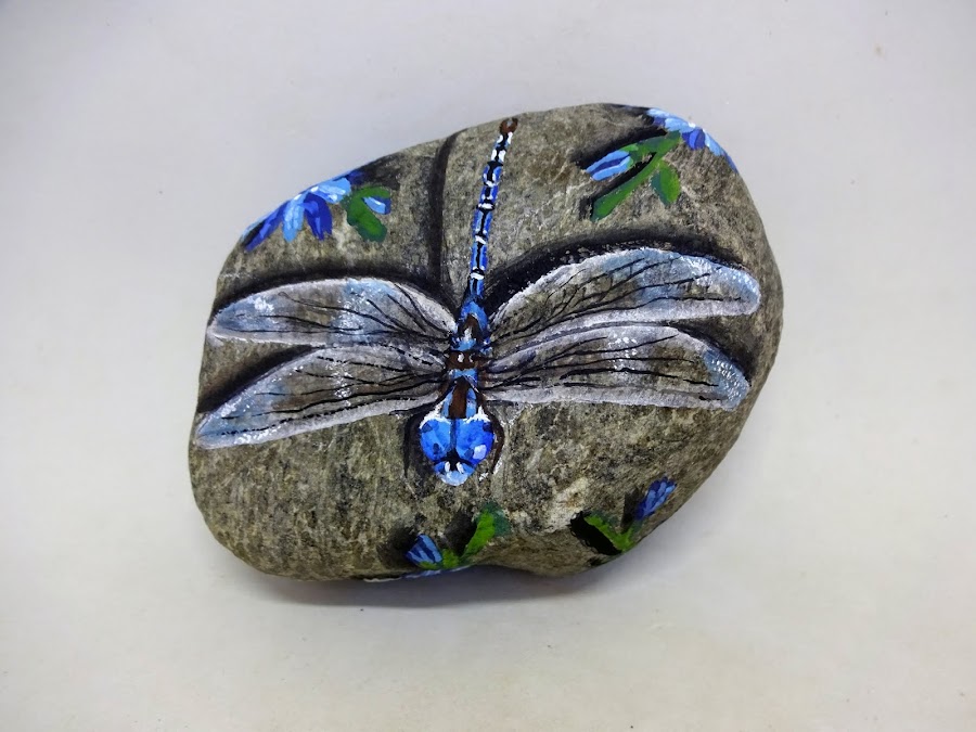 COMO PINTAR PIEDRAS CON LIBÉLULA PASO A PASO