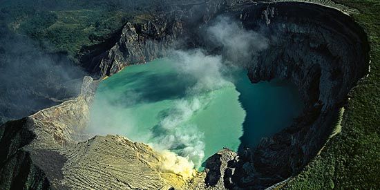 Fenomena Indah dari Kawah Ijen