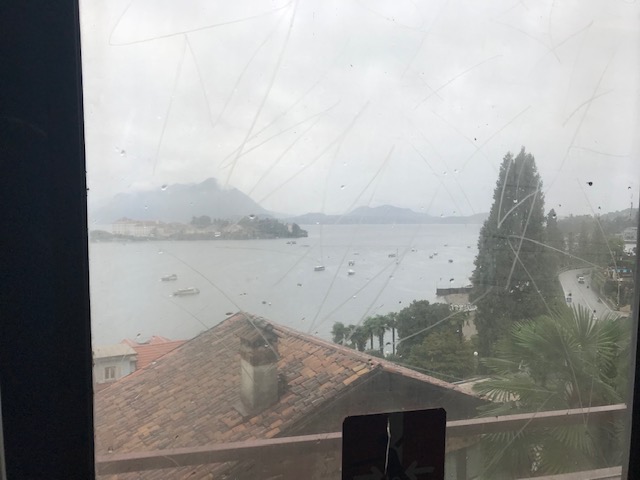 イタリア鉄道列車内から見たマッジョーレ湖