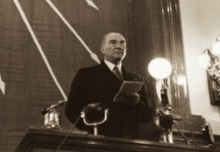 Mustafa Kemal Konuşurken