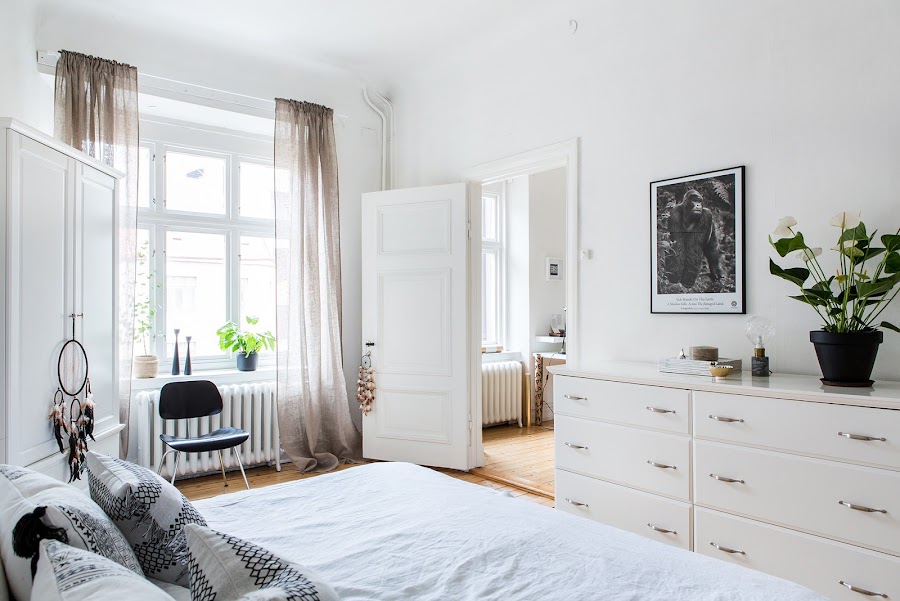 dormitorio, estilo nordico, dormitorio nordico, decoracion nordica, decorar con cuadros, sabanas blancas, carro para la ropa, perchero, ikea, comoda blanca,