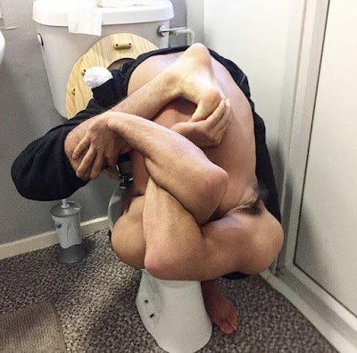 Lustig verknoteter Mann auf der Toilette
