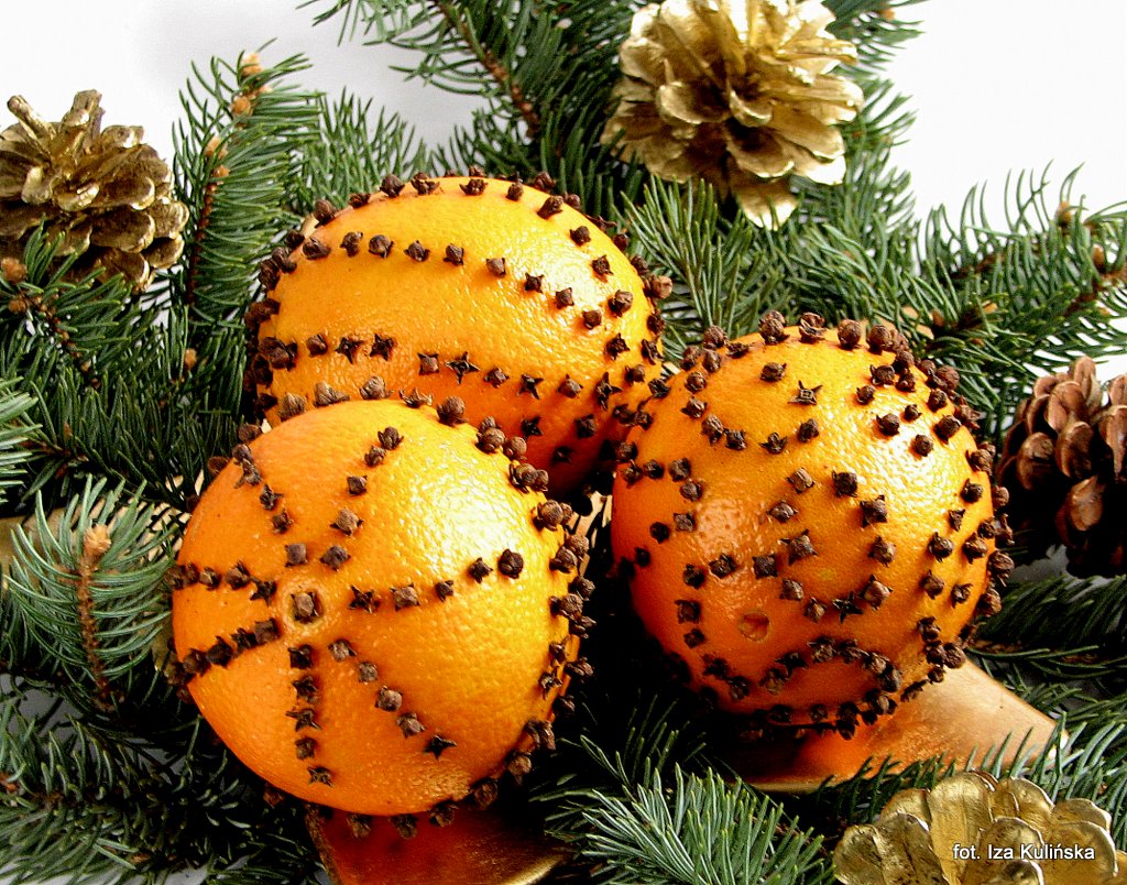 Pomarańcze i goździki czyli pachnąca dekoracja świąteczna | Smaczna Pyza