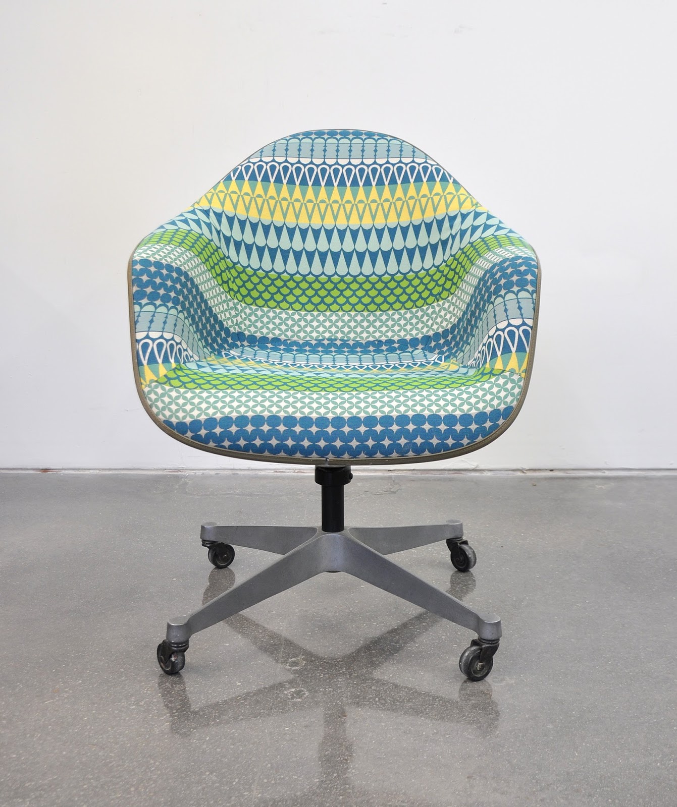 SELECT MODERN Eames for Herman Miller Fiberglass Shell DAT1