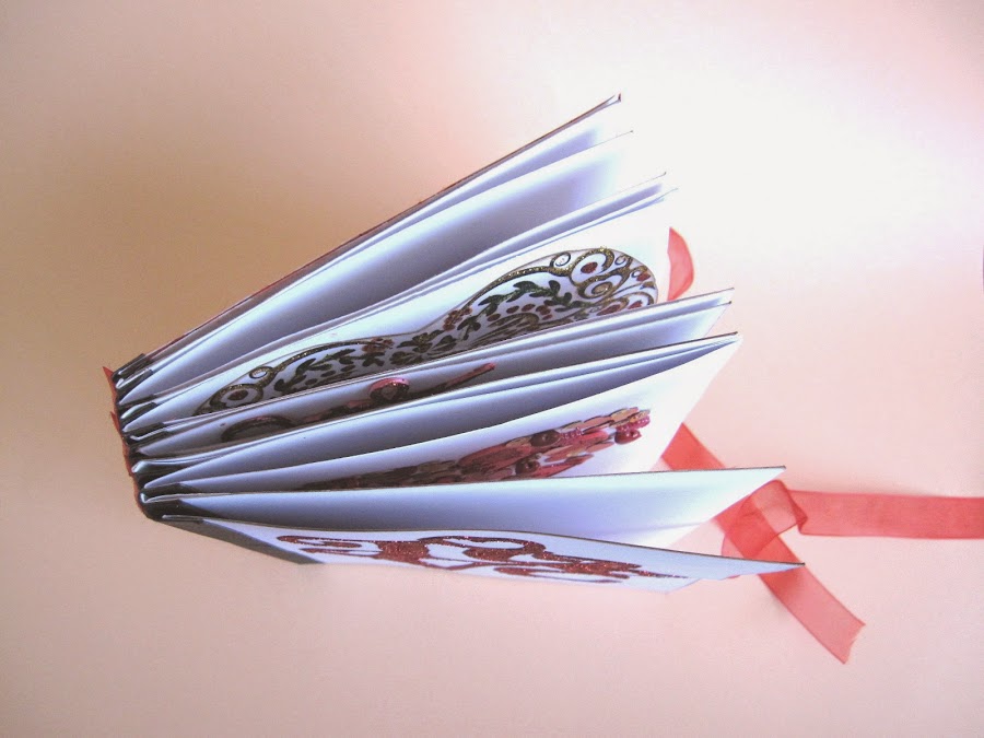 resultado final del tutorial LOVE mini-álbum scrapbook, vista superior abierto