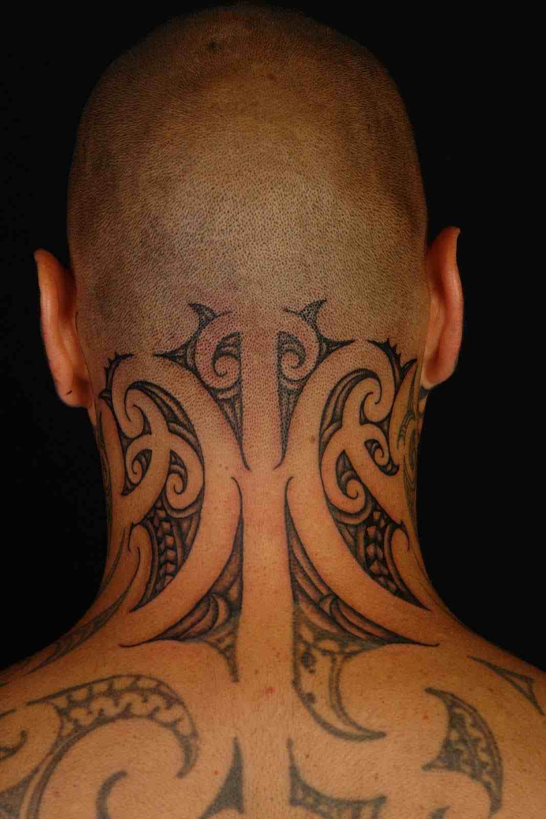Vemos Tatuaje maori con significado en el cuello
