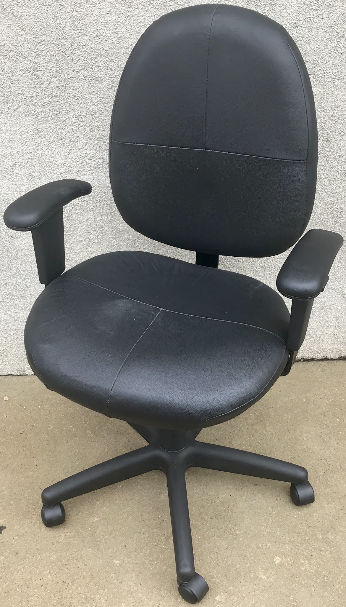 Uhuru Furniture & Collectibles Black Desk Chair with Arms 45