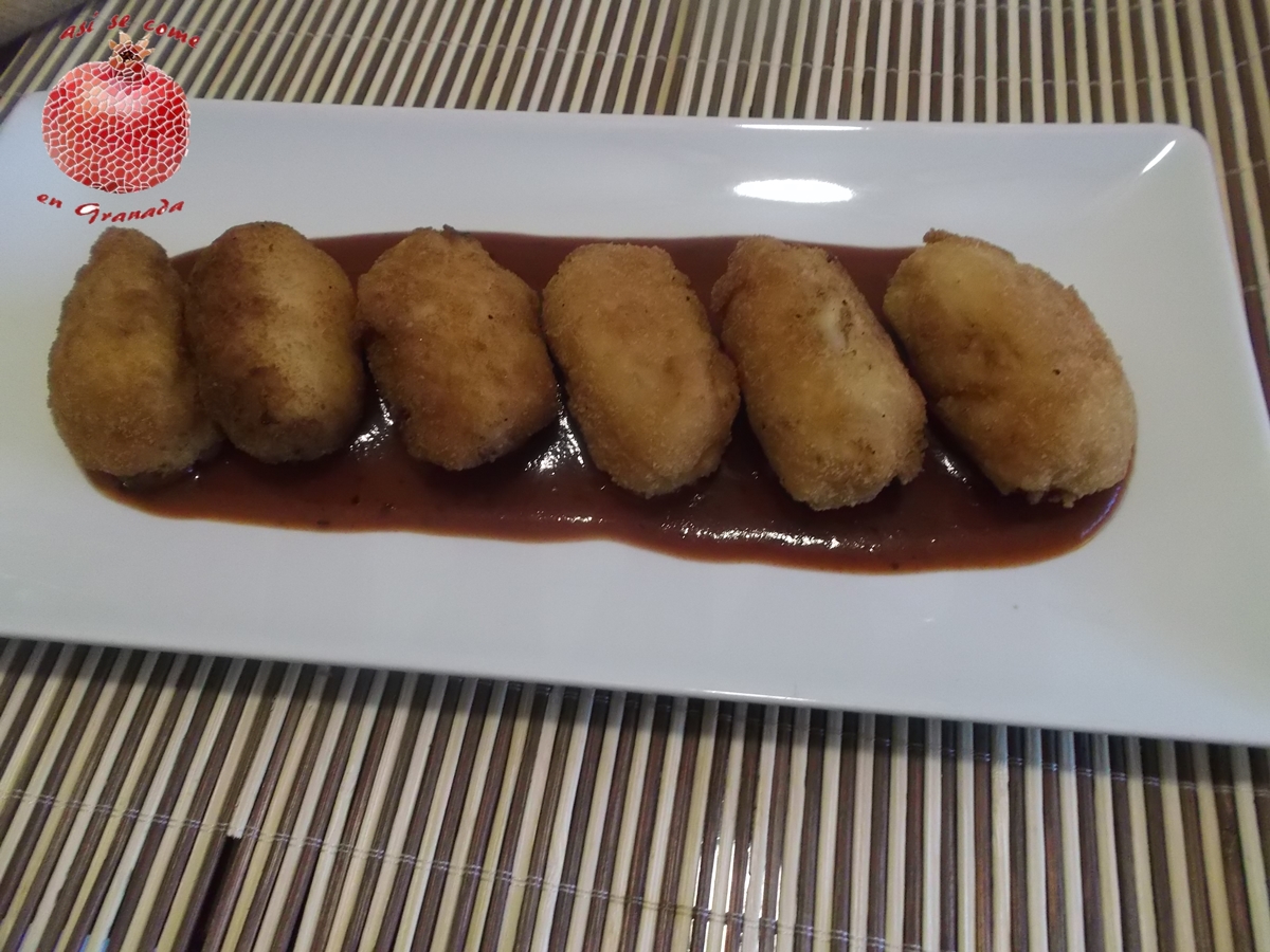 Así se come en Granada. Croquetas de huevo con salsa de oporto y albahaca