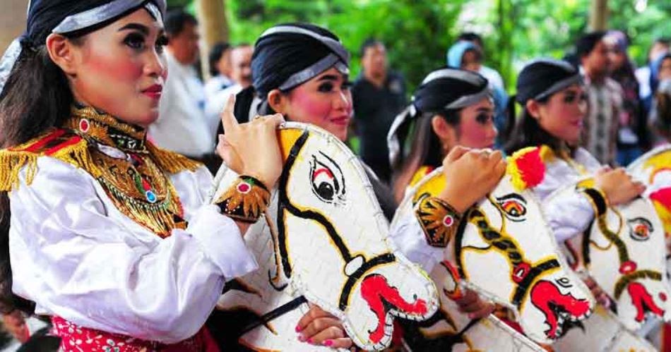 Properti Tari Kuda Lumping yang Biasa Dipakai Saat Pentas