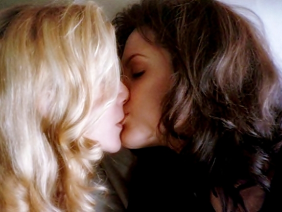 2011 07 16 11 23 55 9 lesbian kiss between angelina jolie and elizabeth