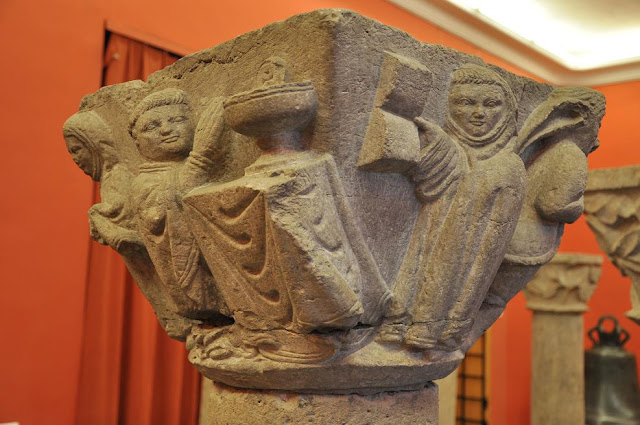 Kołbacz - głowica romańskiej kolumny przechowywana w Muzeum Narodowym w Szczecinie