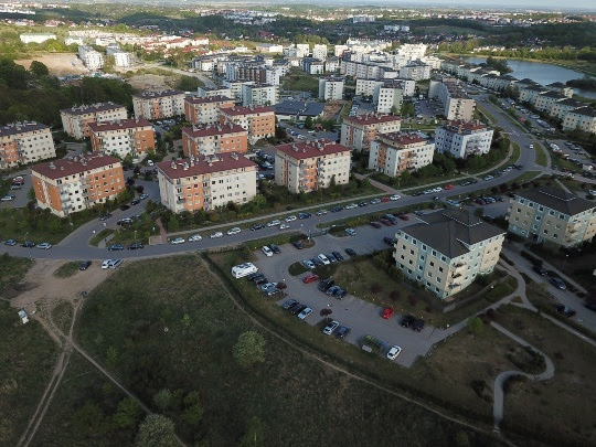 Miejsca postojowe wybudowane, a auta zaparkowane na ulicy - Czytaj więcej »