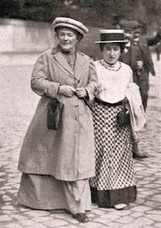 Dünya Kadınlar Günü kutlanmasını öneren Clara Zetkin (solda) Rosa Luxemburg ile.