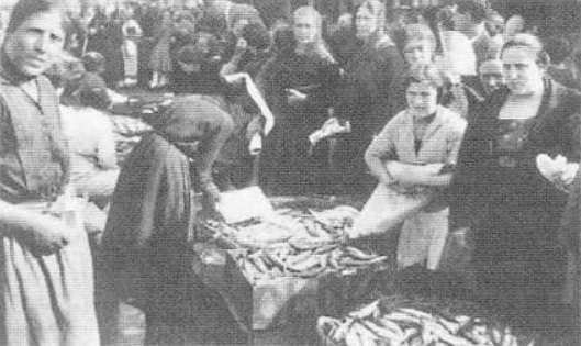 Fotografa de Constantino Surez (Fototeca del Pueblo de Asturias), portada del libro Mujeres de Gijn (1898-1941)