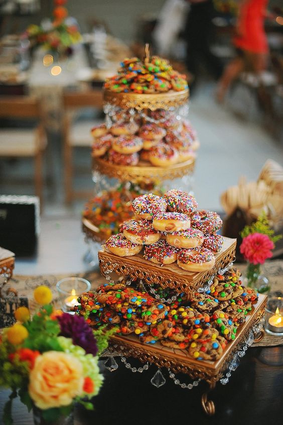 cubiertos de chocolate y chispas de colores