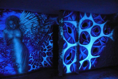 Biomechanika UV Malowanie obrazu na ścianie w klubie, aranżacja ściany, black light mural, malowidło ultrafioletowe