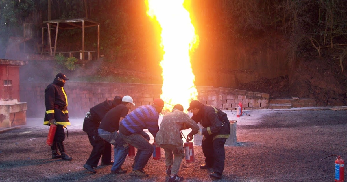 Diferença entre Bombeiro civil e militar.
