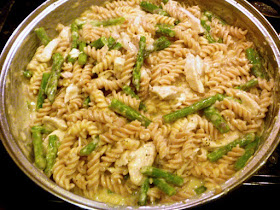Lemon Garlic Asparagus and Chicken Pasta:  Enjoy a lemony bright and healthy pasta dish filled with asparagus and chicken any day of the week. - Slice of Southern