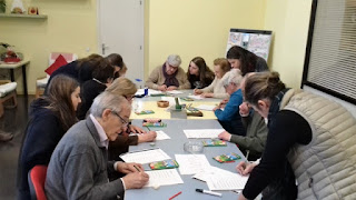Grup de joves i gent gran al taller d'estimulació cognitiva d'Aviparc