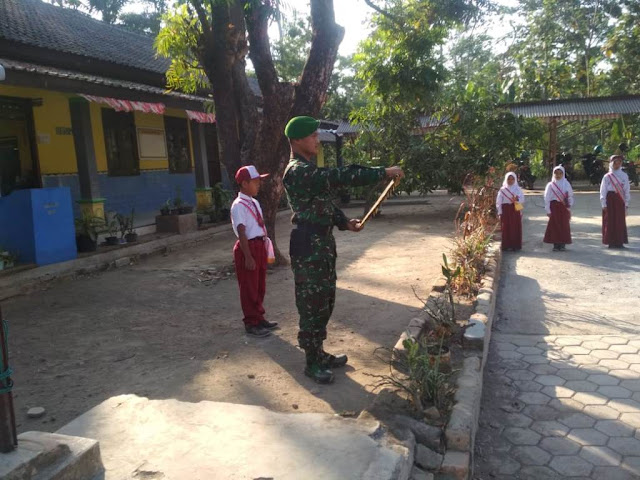 Babinsa Menjadi Inspektur Upacara Bendera