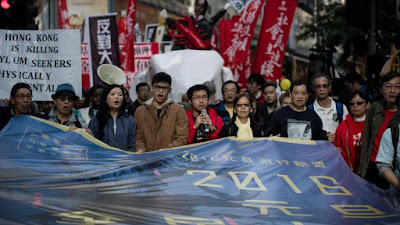  Manifestantes corean eslóganes contra el Gobierno hongkonés, 1 de enero de 2016.