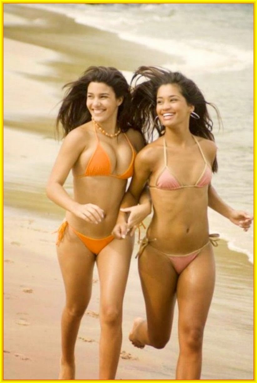 девушка в купальнике бежит. хайфа девушка пляж. Nadya berkovich. девочка на пляже в песке. маленькие женщины на пляже.