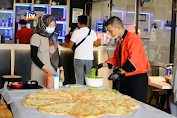 Tahun Baru 2021, Cafe Bagikan Chicken Teriyaki Pizza Gratis