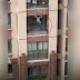 Καρέ - καρέ η πτώση αγοριού από το μπαλκόνι του πέμπτου ορόφου - Πώς τον έσωσαν περαστικοί - ΒΙΝΤΕΟ