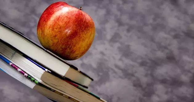 خرافات واساطير عن التفاح تفاحة فوق الكتب