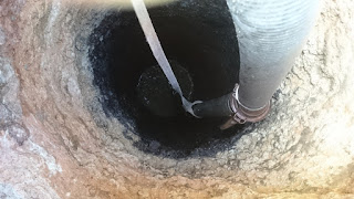 Sluttömning av 7 m djup avloppsbrunn. Ett verkligt skitarbete. Sluttömning av 7 m djup avloppsbrunn. Ett verkligt skitarbete.