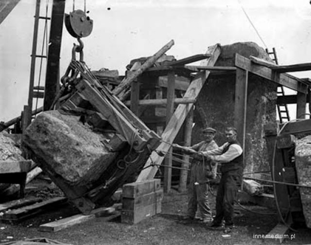 Первые реставрационные работы в 1901-м году, когда как утверждается якобы подняли только один камень