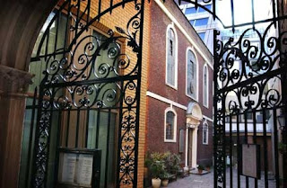 De acuerdo con Alfred A. Zara, la Fundación para los Estudios Avanzados y sefardíes Cultura, hay registros de Judios en Gran Bretaña durante la época románica, a diferencia de la Península Ibérica, Francia y Alemania. Los Judios llegaron por primera vez después de la conquista normanda en 1066. Después de la conquista, Guillermo de Normandía, Rouen, invitó a los financieros judíos a establecerse en Inglaterra.