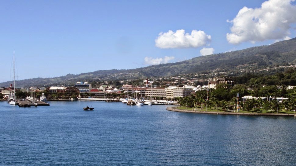 L'Aremiti Ferry 2 arrive à Papeete