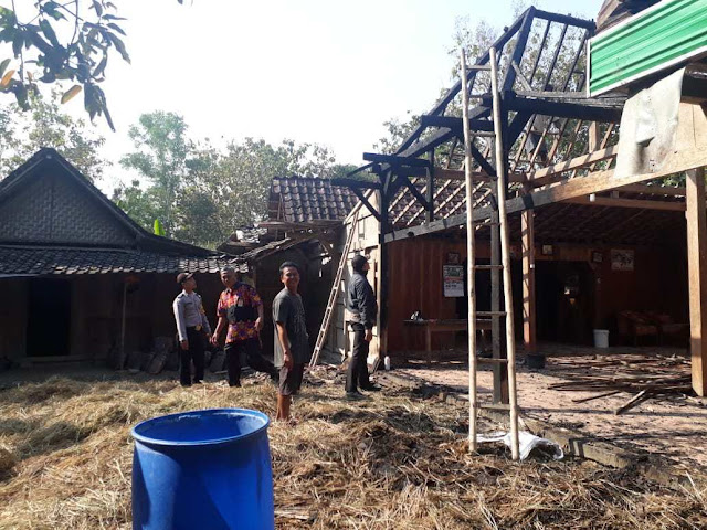 Kebakaran Hebat Landa Gesi Sragen. Hitungan Menit, Rumah Limasan Ludes Terbakar Kebakaran Hebat Landa Gesi Sragen. Hitungan Menit, Rumah Limasan Ludes Terbakar