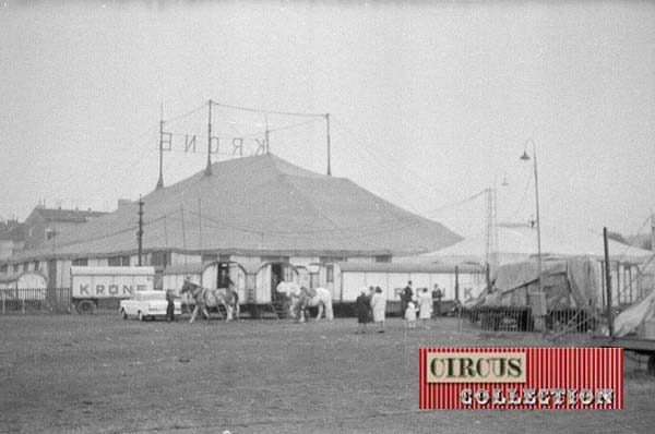 vue du chapiteau et des roulottes loges du cirque Kone 1965