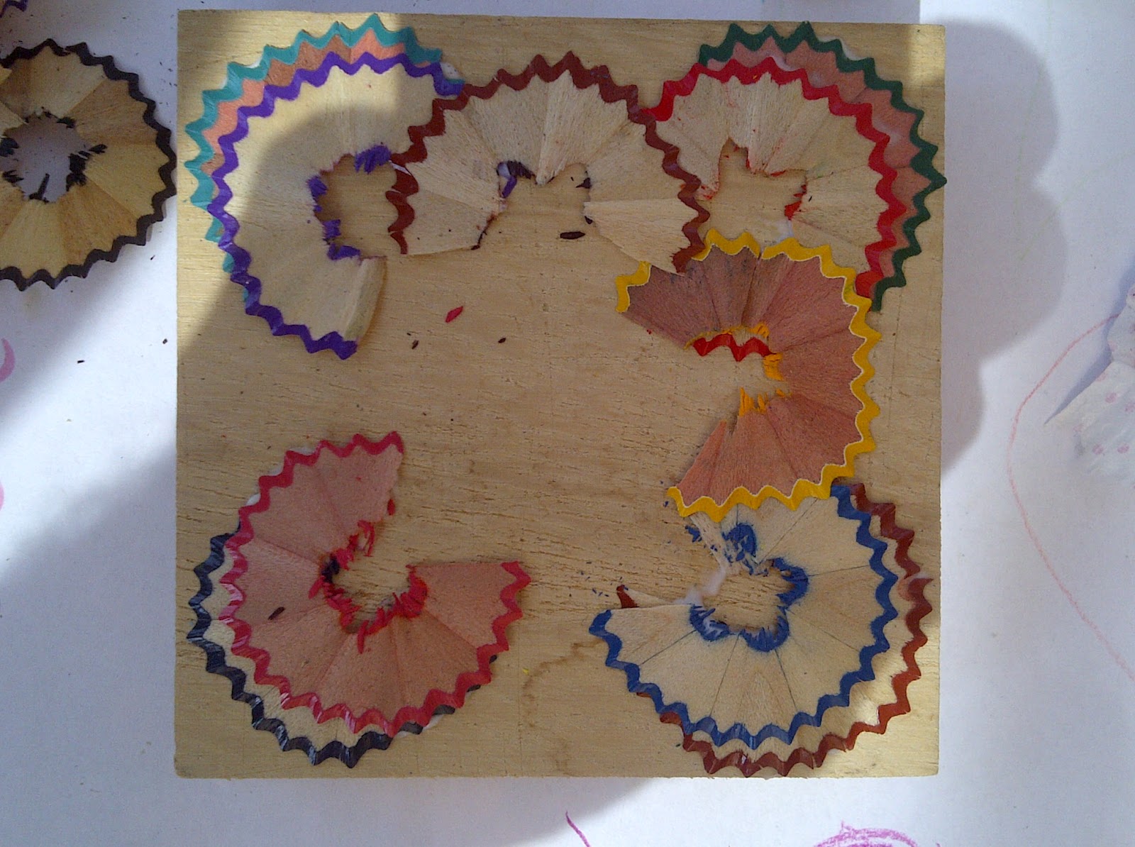 Por si te ayuda: Decorar una caja de madera con virutas de lápices de