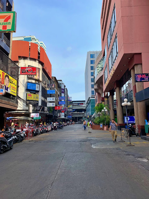 Bangkok i street food - najlepszy makaron Pad Thai za 4 PLN Gdzie zjeść najlepszy pad thai? Gdzie zjeść najlepszy pad that za 4 złote? Kulinarna perła na mapie Bangkoku? Znalazłam ją! Zjadłam najlepszy Pad Thai i Pad See Ew na ulicy w dzielnicy Pat Pong i chcę zdradzić Wam adres tego miejsca!
