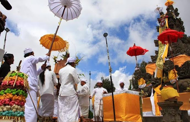 Bromo - The tradition of the Bromo people