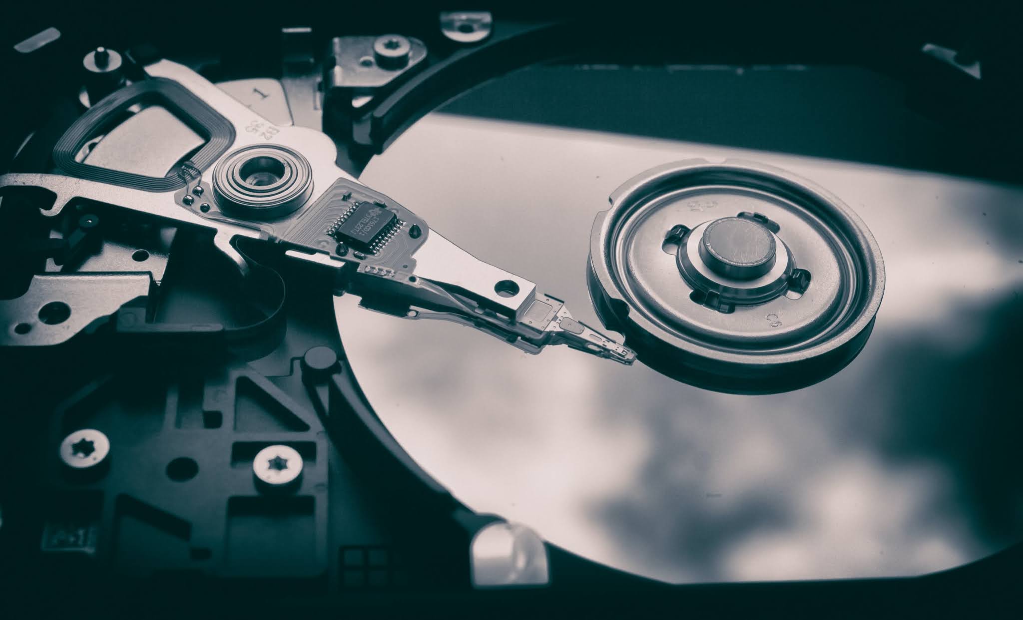 تشريح محركات الأقراص الصلبة Hard Disk Drives TECHRAM البوابة