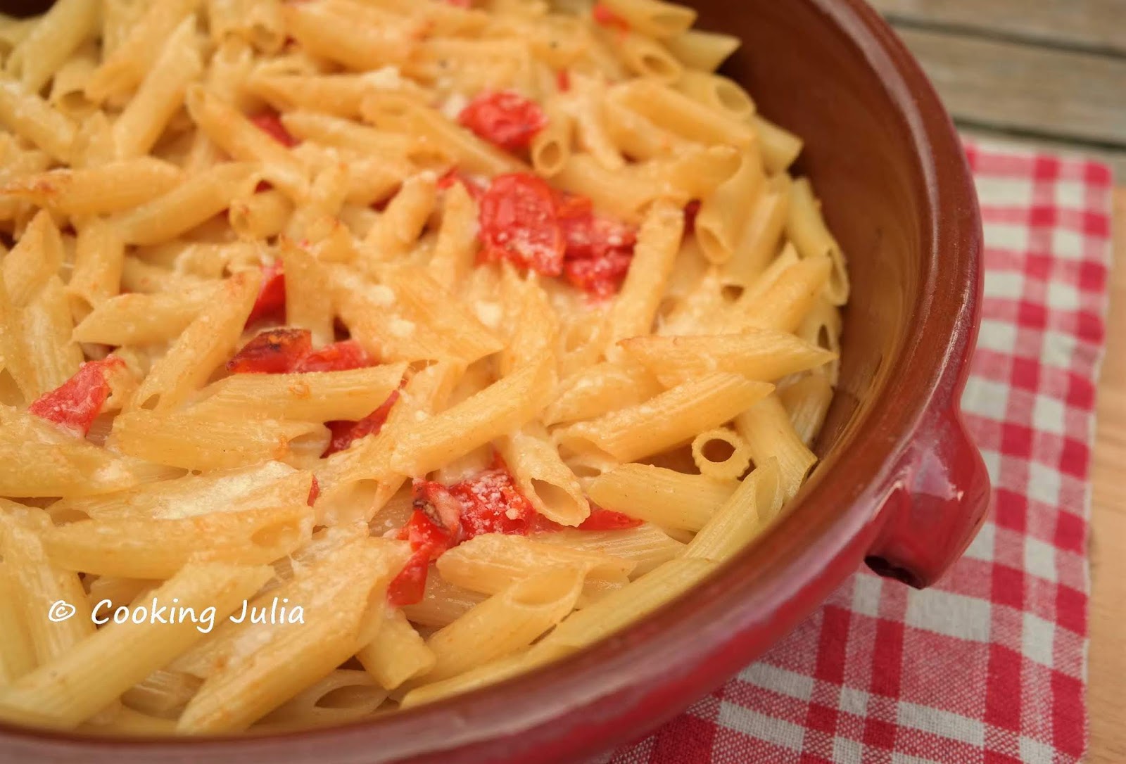 COOKING JULIA PÂTES À LA SAUCE AUX TOMATES CERISES ET PARMESAN