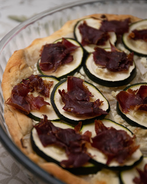 Coca con queso de cabra, calabacín y cecina