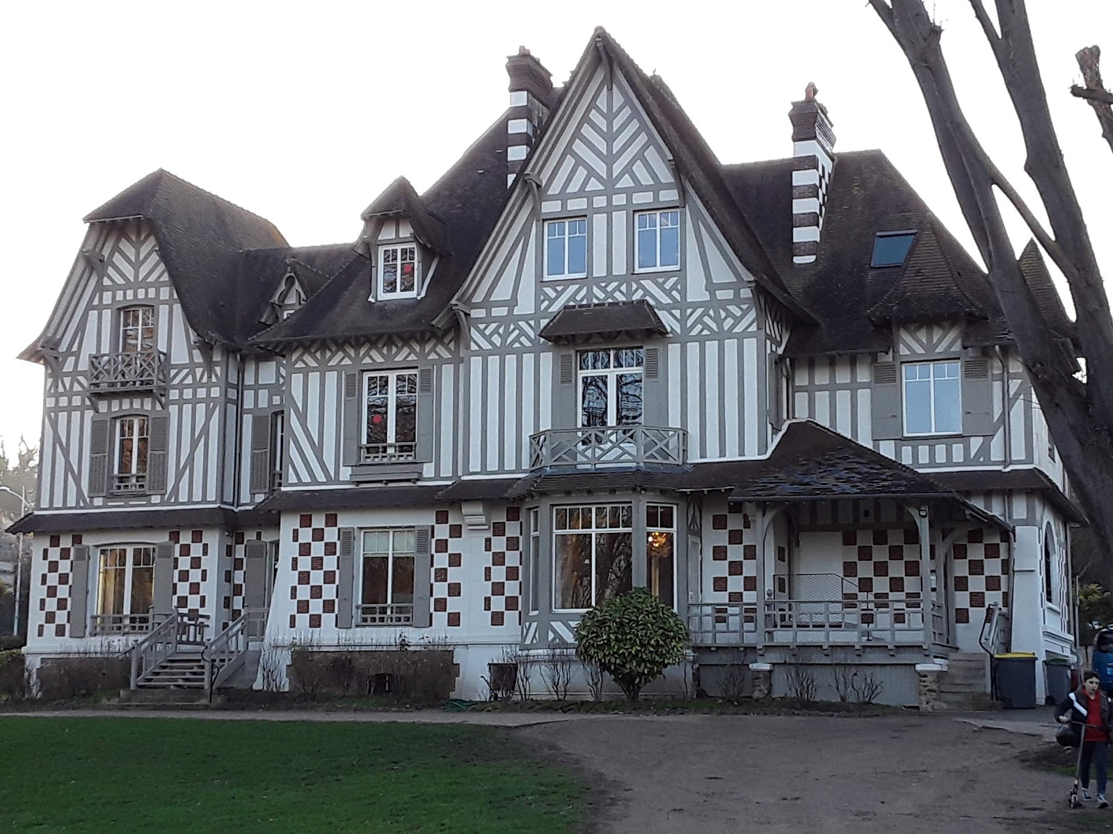 j'ai vu, j'ai photographié, je partage MAISON DES BUISSONS ,À