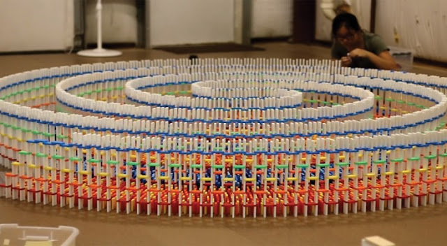  Foto de15.000 peças de dominó
