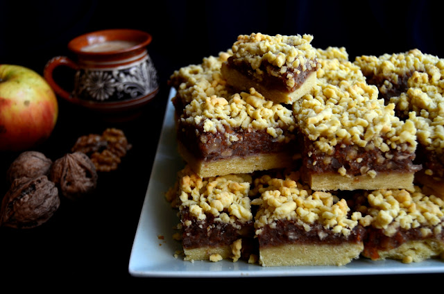 Prăjitură cu aluat răzuit şi gem