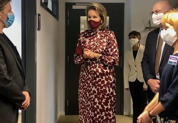 Queen Mathilde wore a new silk satin midi dress from Gabriela Hearts. Queen spoke with some volunteers. Josefina silk satin dress