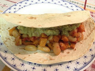 tortillas con patate dolci, cannellini e guacamole